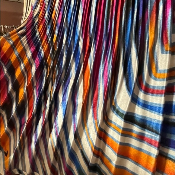 NWT Colorful artsy Pleated Stretchy Top beautiful  short sleeve M/L - Picture 8 of 10